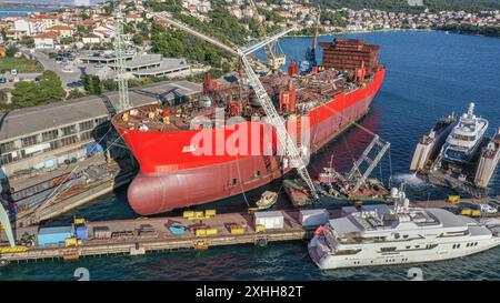 Trogir/Spalato/fiume, Croazia: Vista aerea del GOLFO DI ONEGA, nave petroliera/chimica russa, precedentemente avvistata nel cantiere navale di Brodotrogir. La costruzione di questa nave da carico, progettata per trasportare petrolio greggio alla rinfusa, è una delle più incredibili saga della storia marittima moderna. La compagnia di navigazione norvegese ODFJELL ha lanciato questo progetto di costruzione navale, visto come maledetto, ordinando 12 navi in Russia nel 2004. 20 anni e 4 costruttori navali dopo, tutti non sono riusciti a completare la nave, tutti i cantieri hanno avuto problemi finanziari o fallimento - (indagine sotto) - credito: Kevin Izorce/Alamy Live News Foto Stock