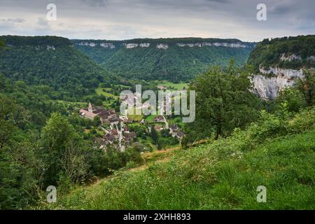 Vista aerea dell'Abbaye Saint-Pierre de Baume-les-Messieurs, Francia, Europa. Foto Stock