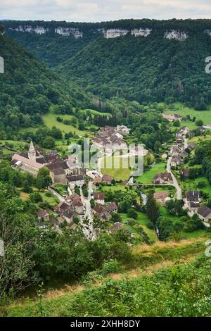 Vista aerea dell'Abbaye Saint-Pierre de Baume-les-Messieurs, Francia, Europa. Foto Stock