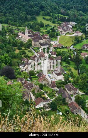 Vista aerea dell'Abbaye Saint-Pierre de Baume-les-Messieurs, Francia, Europa. Foto Stock