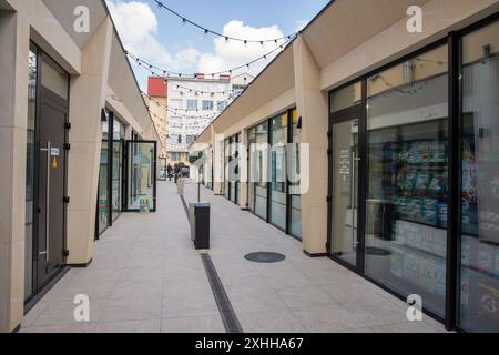Uzhhorod, Ucraina - 19 aprile 2024: La gente cammina lungo la corsia Mustard Grain, area turistica con caffè, ristoranti e negozi. Uzhhorod è una città e munic Foto Stock