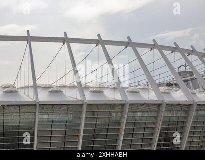 Kiev, Ucraina - 25 aprile 2024: Complesso sportivo nazionale Olimpiyskiy noto anche come Stadio Olimpico nel quartiere Pechersk di Kiev, in Piazza Trinità. Foto Stock