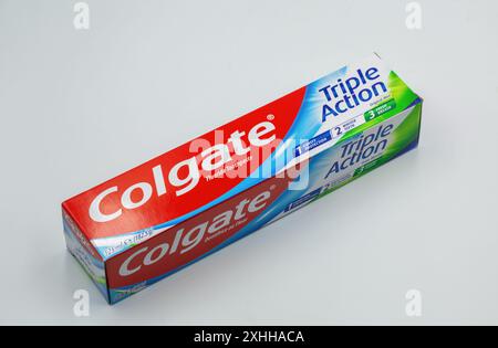 Kiev, Ucraina - 6 maggio 2024: Primo piano del pacchetto di dentifricio a triplo effetto Colgate Fluoride su bianco. Colgate è un produttore di un'ampia gamma di dentifricio Foto Stock