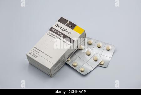 Kiev, Ucraina - 06 maggio 2024: Studio shot di compresse di Jardiance, medicina per il diabete mellito (DM) o alto livello di zucchero nel sangue di Boehringer Ingelheim. Valore Foto Stock
