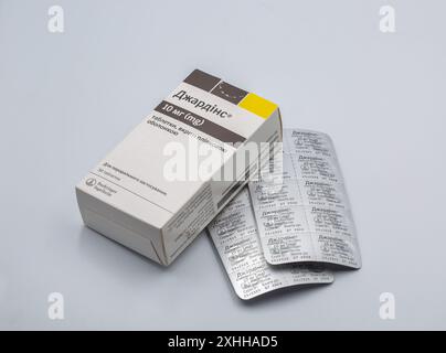 Kiev, Ucraina - 06 maggio 2024: Studio shot di compresse di Jardiance, medicina per il diabete mellito (DM) o alto livello di zucchero nel sangue di Boehringer Ingelheim. Valore Foto Stock
