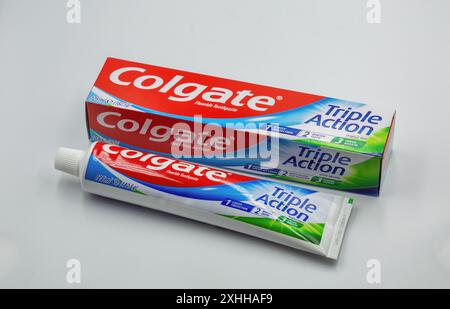 Kiev, Ucraina - 6 maggio 2024: Confezione di dentifricio in pasta triplo azione al fluoruro di Colgate ant closeup su bianco. Colgate è un produttore di un'ampia gamma di t Foto Stock