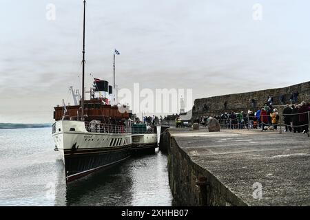 Porthcawl, Bridgend, Galles 8 giugno 2024: Vista ravvicinata, angolo basso della prua del piroscafo a pale Waverley. È ancorata sul molo di Porthcawl. Foto Stock