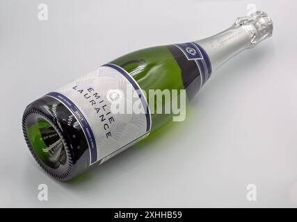 Kiev, Ucraina - 28 giugno 2024: Studio fotografico di Emilie Laurance brut bottiglia di spumante francese primo piano su sfondo bianco. Foto Stock