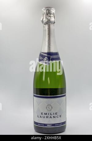 Kiev, Ucraina - 28 giugno 2024: Studio fotografico di Emilie Laurance brut bottiglia di spumante francese primo piano su sfondo bianco. Foto Stock