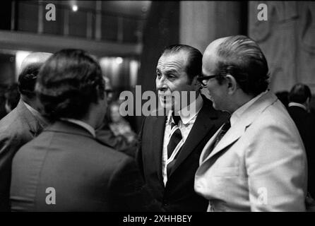 Giornalista argentino, imprenditore e produttore teatrale Kive Staiff (centro) con il giornalista argentino Héctor grossi (con gli occhiali), Buenos Aires, Argentina, anni '1970 Foto Stock