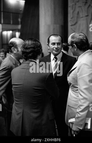 Giornalista argentino, imprenditore e produttore teatrale Kive Staiff (centro) con il giornalista argentino Héctor grossi (con gli occhiali), Buenos Aires, Argentina, anni '1970 Foto Stock