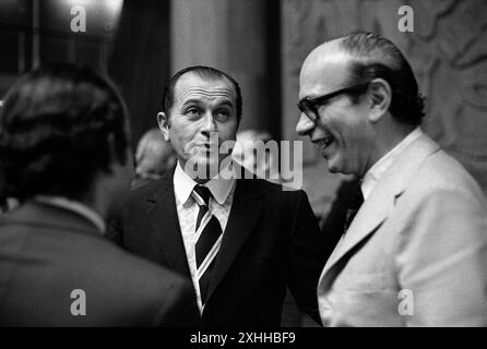 Giornalista argentino, imprenditore e produttore teatrale Kive Staiff (centro) con il giornalista argentino Héctor grossi (con gli occhiali), Buenos Aires, Argentina, anni '1970 Foto Stock