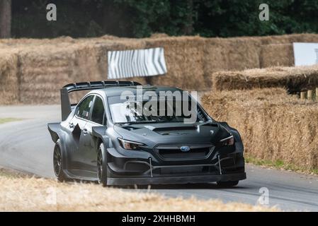 Subaru WRX Airslayer, chiamato anche «Project Midnight», gareggia sulla salita al Goodwood Festival of Speed 2024 Motorsport event nel West Sussex, Regno Unito Foto Stock