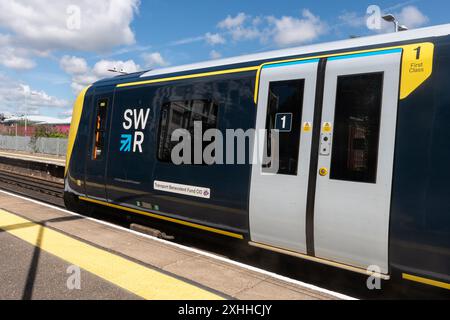 Treno South Western Railway, trasporto ferroviario nell'Inghilterra meridionale, Regno Unito. La società South Western Railways sta per essere acquisita in proprietà pubblica. Foto Stock