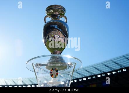 Una veduta della Henri Delaunay Cup in mostra prima della finale di UEFA Euro 2024 all'Olympiastadion di Berlino. Data foto: Domenica 14 luglio 2024. Foto Stock