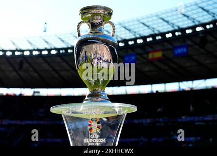 Una veduta della Henri Delaunay Cup in mostra prima della finale di UEFA Euro 2024 all'Olympiastadion di Berlino. Data foto: Domenica 14 luglio 2024. Foto Stock