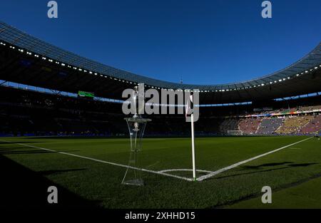 Una veduta della Henri Delaunay Cup in mostra prima della finale di UEFA Euro 2024 all'Olympiastadion di Berlino. Data foto: Domenica 14 luglio 2024. Foto Stock