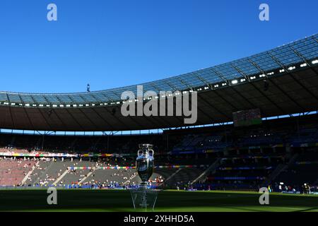 Una visione generale della Henri Delaunay Cup prima della finale di UEFA Euro 2024 all'Olympiastadion di Berlino. Data foto: Domenica 14 luglio 2024. Foto Stock