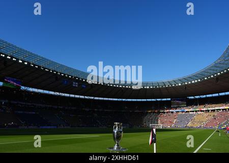 Una visione generale della Henri Delaunay Cup prima della finale di UEFA Euro 2024 all'Olympiastadion di Berlino. Data foto: Domenica 14 luglio 2024. Foto Stock