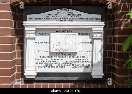 Memoriale ai musicisti della nave SS Titanic affondata il 15 aprile 1912, Cumberland Place, Southampton, Hampshire, Inghilterra, REGNO UNITO Foto Stock