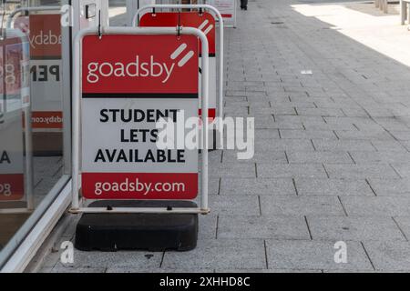 Firma fuori dagli agenti immobiliari Goadsby che pubblicizzano gli studenti disponibili nella città universitaria di Southampton, Hampshire, Inghilterra, Regno Unito Foto Stock