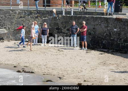 Portpatrick Wigtownshire, Scozia - visitatori che giocano bocce sulla spiaggia del porto nell'agosto 2023 Foto Stock