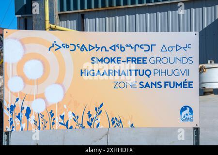 Insegna multilingue per non fumatori presso l'ospedale generale Qikiqtani di Niaqunngusiariaq a Iqaluit, Nunavut Foto Stock