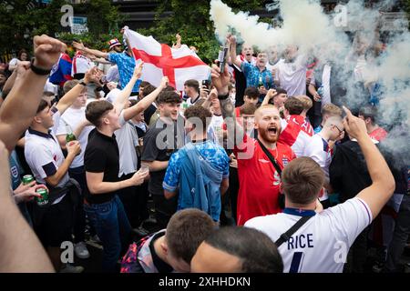 Manchester, Regno Unito. 14 luglio 2024. I tifosi di ÊEngland si riuniscono in vista della finale di Euro 2024. Migliaia di tifosi riempiono Stevenson Square prima della grande partita, che vede l'Inghilterra affrontare la Spagna. Crediti: Andy Barton/Alamy Live News Foto Stock