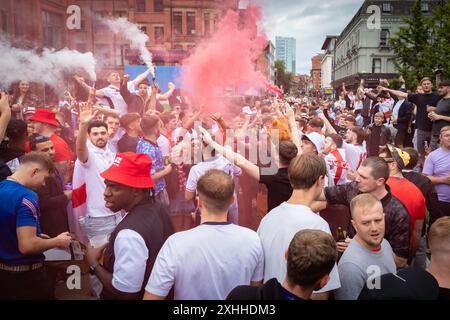 Manchester, Regno Unito. 14 luglio 2024. I tifosi di ÊEngland si riuniscono in vista della finale di Euro 2024. Migliaia di tifosi riempiono Stevenson Square prima della grande partita, che vede l'Inghilterra affrontare la Spagna. Crediti: Andy Barton/Alamy Live News Foto Stock