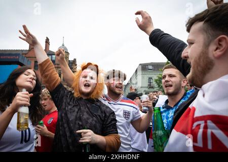 Manchester, Regno Unito. 14 luglio 2024. I tifosi di ÊEngland si riuniscono in vista della finale di Euro 2024. Migliaia di tifosi riempiono Stevenson Square prima della grande partita, che vede l'Inghilterra affrontare la Spagna. Crediti: Andy Barton/Alamy Live News Foto Stock