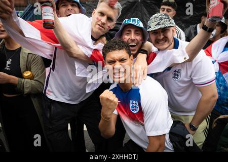 Manchester, Regno Unito. 14 luglio 2024. I tifosi di ÊEngland si riuniscono in vista della finale di Euro 2024. Migliaia di tifosi riempiono Stevenson Square prima della grande partita, che vede l'Inghilterra affrontare la Spagna. Crediti: Andy Barton/Alamy Live News Foto Stock