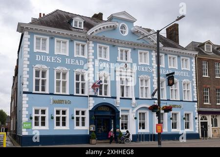 KINGS LYNN, NORFOLK, REGNO UNITO, 9 LUGLIO. Vista del Dukes Head Hotel a Kings Lynn, Norfolk, Regno Unito il 9 luglio 2024. Tre persone non identificate Foto Stock