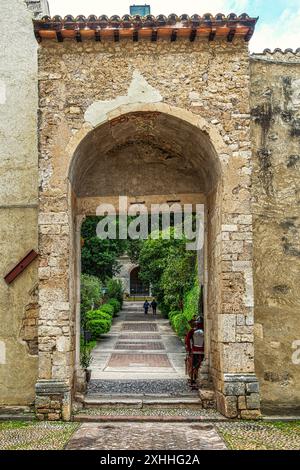 Porta d'ingresso al villaggio di Farfa che è cresciuto intorno all'abbazia. Abbazia di Farfa, Fara in Sabina, provincia di Rieti, Lazio, Italia, Europa Foto Stock