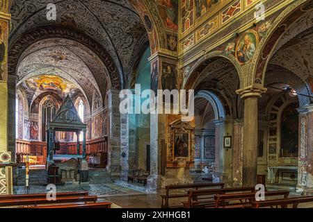 Gli archi, gli affreschi barocchi, il presbiterio e il ciborio dell'Abbazia di Farfa. Fara in Sabina, provincia di Rieti, Lazio, Italia, Europa Foto Stock