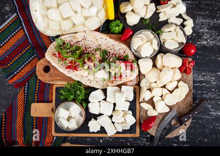 Cucina tradizionale turca tipi di formaggio. Mostra di formaggi che comprende formaggio bovino, formaggio di pecora e formaggio di capra. Varietà di salamoia tradizionale fresca Foto Stock