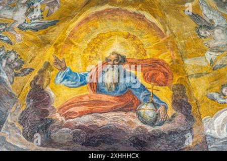 Gli affreschi che decorano la volta dell'abside del coro, la benedizione di Dio padre e gli Angeli. Abbazia di Farfa, Fara in Sabina, Lazio, Italia Foto Stock