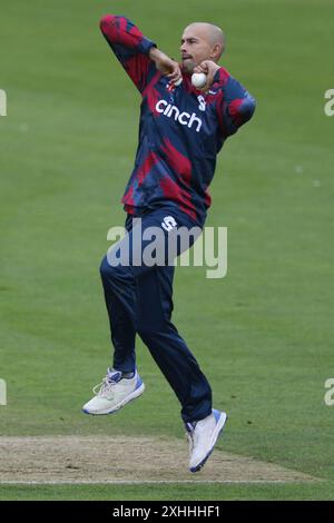 Ashton Agar del Northamptonshire in azione di bowling durante il Vitality T20 Blast match tra il Durham County Cricket Club e il Northamptonshire Steelbacks al Seat Unique Riverside, Chester le Street, domenica 14 luglio 2024. (Foto: Robert Smith | mi News) crediti: MI News & Sport /Alamy Live News Foto Stock