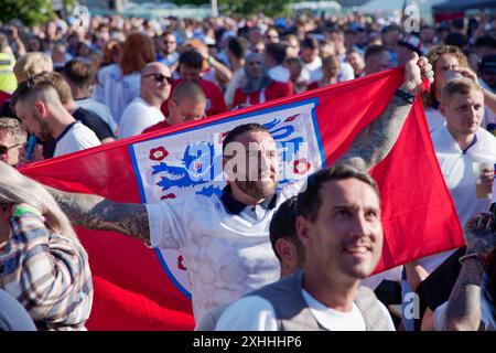 Tifosi di calcio al "4TheFans" Big Screen Fanpark, St Peters Church, Central Park, Brighton East Sussex Inghilterra Regno Unito. Inghilterra contro Spagna 2024 Euro UEFA 14 luglio 2024 credito : Caron Watson/Alamy Live News. Foto Stock