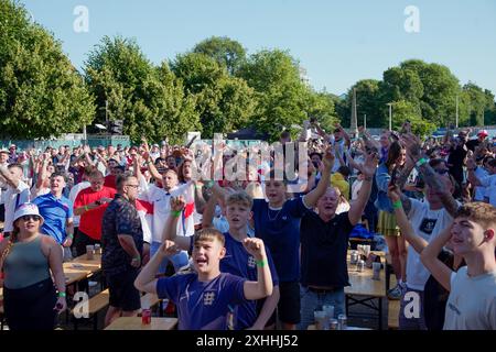 Tifosi di calcio al "4TheFans" Big Screen Fanpark, St Peters Church, Central Park, Brighton East Sussex Inghilterra Regno Unito. Inghilterra contro Spagna 2024 Euro UEFA 14 luglio 2024 credito : Caron Watson/Alamy Live News. Foto Stock