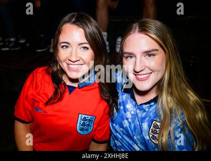 LONDRA, REGNO UNITO. 14 luglio 24. I tifosi si stanno godendo la finale di Euro 2024 di stasera. Immagini scattate durante la finale di Euro 24 Inghilterra vs Spagna - 4TheFans fan Park a Hackney al 4TheFans fan Park di Hackney domenica 14 luglio 2024. LONDRA, INGHILTERRA. Crediti: Taka G Wu/Alamy Live News per il 4TheFans fan Park di Hackney Foto Stock