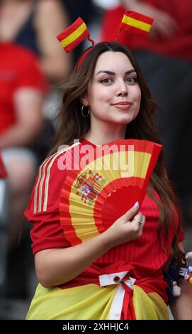 Berlino, Germania. 14 luglio 2024. Tifosi spagnoli nello stadio prima della finale dei Campionati europei di calcio all'Olympiastadion di Berlino. Foto: Paul Terry/Sportimage credito: Sportimage Ltd/Alamy Live News Foto Stock