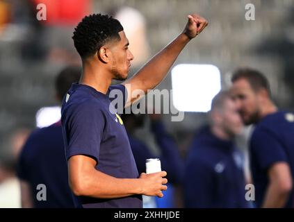 Berlino, Germania. 14 luglio 2024. Calcio, UEFA Euro 2024, Campionato europeo, finale, Spagna - Inghilterra, Olympiastadion Berlin, l'inglese Jude Bellingham gesticola durante l'ispezione del campo prima dell'inizio della partita. Crediti: Robert Michael/dpa/Alamy Live News Foto Stock