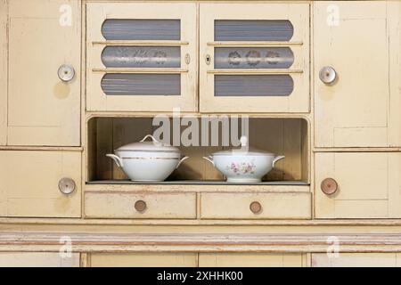 Una vecchia cucina a buffet in stile vintage Foto Stock
