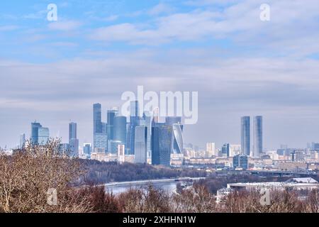 Vista del quartiere degli affari di Mosca dalla piattaforma di osservazione Vorobyovy Gory, Mosca, Russia. Paesaggio primaverile della città. Foto Stock