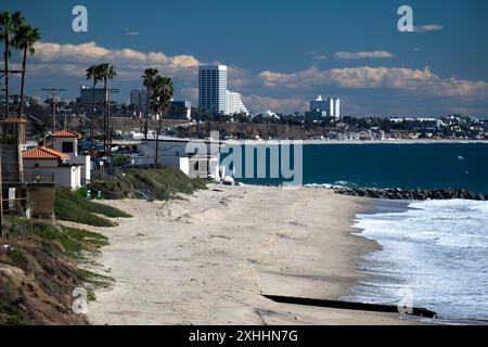 Vista verso il centro di Santa Monica lungo la spiaggia dell'oceano da Pacific Palisades Foto Stock