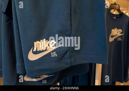 Mostra di abbigliamento sportivo femminile nei grandi magazzini Macy's di Herald Square, New York City, USA 2024 Foto Stock