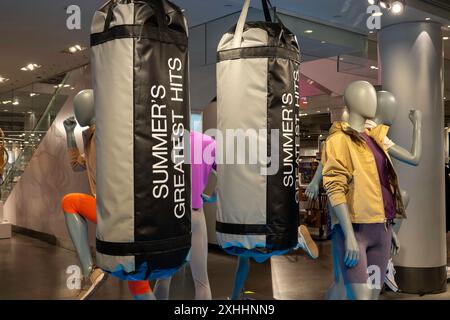 Mostra di abbigliamento sportivo femminile nei grandi magazzini Macy's di Herald Square, New York City, USA 2024 Foto Stock