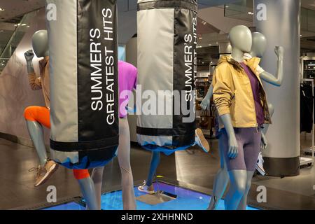 Mostra di abbigliamento sportivo femminile nei grandi magazzini Macy's di Herald Square, New York City, USA 2024 Foto Stock