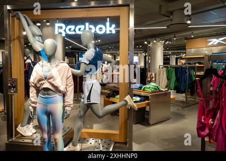 Mostra di abbigliamento sportivo femminile nei grandi magazzini Macy's di Herald Square, New York City, USA 2024 Foto Stock