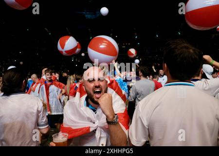 Londra, Inghilterra, Regno Unito. 14 luglio 2024. I tifosi di calcio si riuniscono all'O2 Arena di Londra per guardare la finale d'Europa su un grande schermo. L'evento offre un'atmosfera vivace con migliaia di sostenitori che applaudono per l'Inghilterra. (Credit Image: © Joao Daniel Pereira/ZUMA Press Wire) SOLO PER USO EDITORIALE! Non per USO commerciale! Foto Stock